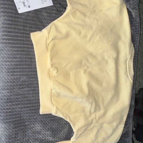 New color drop! Alo Candlelight yellow Accolade Croppd sweatshirt